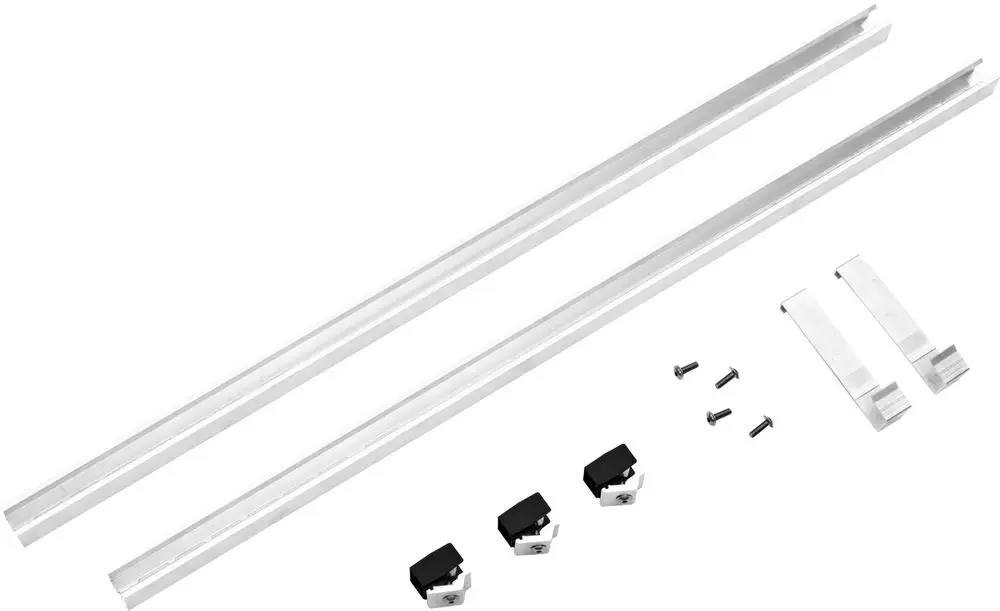 Montagezubehör bestehend aus zwei langen, geradlinigen Aluminiumprofilen, Clips und Schrauben, geeignet für den Einsatz mit Flachkollektoren von Bosch.